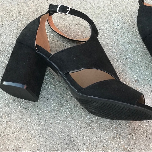 1 Left! QUPID black ankle strap chunky heel sandal - Picture 4 of 7